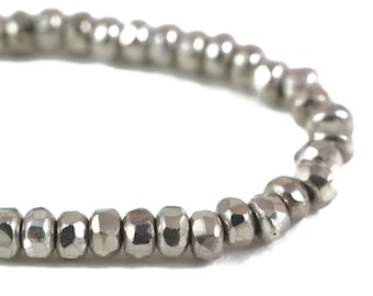 Op de afbeelding: Een zilveren armband gemaakt van kleine, gefacetteerde kralen.