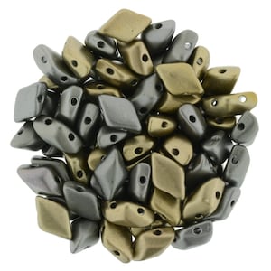 チェコガラス Matubo GemDuo ビーズ - 2穴ビーズ - ダイヤモンド型ビーズ - マットメタリックレザービーズ - 8 x 5 mm ビーズ - 10 グラム