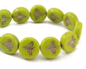 Perles pour pièces de monnaie en verre tchèque pressées avec abeille - Abeille - Opaque vert gaspéite avec lavage platine - 12 mm - 6 ou 12 perles
