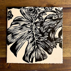 Folha de Monstera com Borboletas Linogravura | Cartão Presente