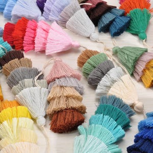 Puede incluir: Un letrero de madera rústica con el texto "Welcome to our home" en letras blancas. El letrero presenta un acabado envejecido y un diseño simple y acogedor, ideal para la decoración de la entrada.