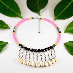 Collar gargantilla rosa en vinilo y conchas de Tahití. Heishi rosa y joyería de concha. Gargantilla colorida con conchas. Gargantilla