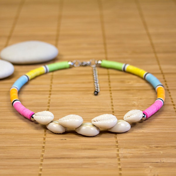 Collier ras de cou multicolore orné de coquillages de Polynésie. Collier cauris multicolore. Ras de cou heishis. Bijou surfeuse. Arc-en ciel