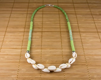 Collier de coquillages mi-long vert. Collier en cauris. Bijoux verts heishis et coquillages. Bijoux en coquillages. Bijoux tendance 2021