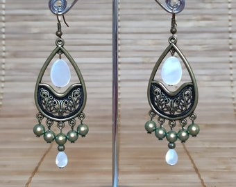 Pair of mother-of-pearl earrings with bronze finishes. Mother-of-pearl jewelry. Mother-of-pearl ear pendants. Shell jewelry. Wedding curls.