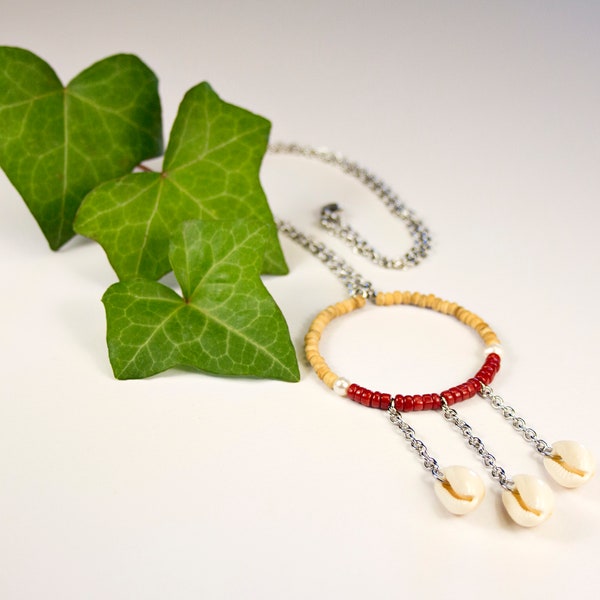 Collier chaîne avec pendentif en corail et breloques coquillages. Bijoux corail et cauris. Collier corail rouge et cauris. Bijoux chaîne
