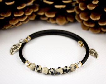 Bracelet en perles de Jaspe Dalmatien avec cordon noir. Bracelet fin en pierre fine. Bijoux en jaspe. Bijou en pierre fine. Jonc à breloques
