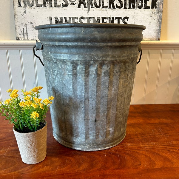 Vintage Garbage Can Galvanized Bucket Metal Garbage Can with Handle - Old Farm Bucket - Galvanized Metal Bucket Farmhouse Decor Small Can