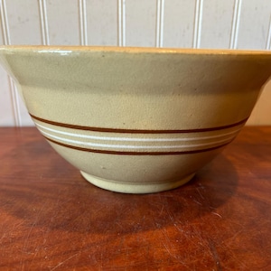 Vintage Yelloware Mixing Bowl – 9&quot; Banded Bowl w/ Brown & White Stripes – Farmhouse Kitchen Crock – Crazed Glaze Patina