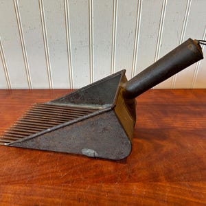 Vintage Blueberry Rake – Small Hand Berry Picker with Metal Teeth & Scoop – Primitive Farm Tool for Wild Harvest – 8.5&quot; Scoop