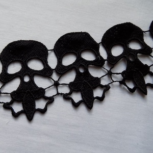 Bordure en dentelle noire avec tête de mort, 75 mm de bordure en dentelle d&#39;Halloween par mètre