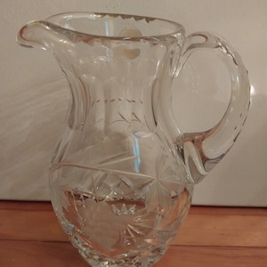 Jarra de cristal tallado con diseño de uva y hoja
