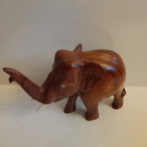 Kleine handgesneden teakhouten olifant