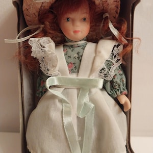 Boneca colecionável de porcelana Barbara Lee