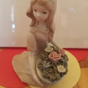 Figura niña con cesta de flores