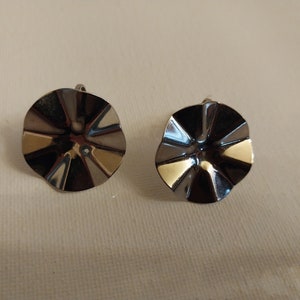 Orecchini con petali di fiori tono argento