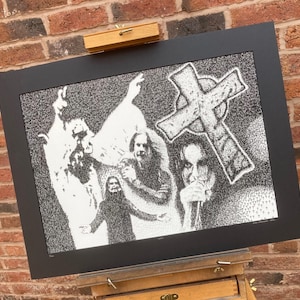 Ozzy Osbourne - Timbro a inchiostro (croce gotica) Ritratto - Tiratura limitata di 100 stampe montate dall&#39;opera d&#39;arte originale