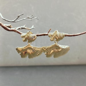 Boucles d’oreille ginkgo strié (Acier inox doré)