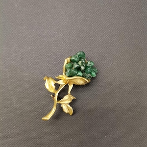 Broche  plume en or 18 carats ornée d’émeraudes, diamants, saphirs et rubis Fo