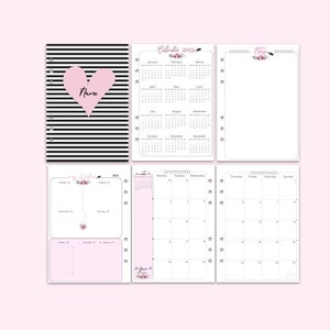 Könnte beinhalten: Ein schwarz-weiß gestreifter Einband mit einem rosa Herz, auf dem "Name" steht. Der Einband ist für einen Planer mit Monats- und Wochenkalenderseiten. Der Planer hat ein florales Design und die Worte "Blends 2023" und "My Wishlist".