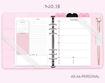 Puede incluir: Una agenda personal A5-A6 de color rosa claro con un mecanismo de encuadernación de metal de seis anillas. Las páginas abiertas muestran un diseño semanal de enero, una lista de tareas y una sección de prioridades. Se ven tres pestañas en forma de corazón etiquetadas como Weekly Plan, Monthly Plan y Notes. Un bolígrafo de oro rosa con un adorno de corazón se sujeta en un lazo lateral. El texto NO.1B está impreso en la parte superior.