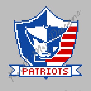 Może przedstawiać: Spikselowany wzór tarczy w kolorze niebieskim, białym i czerwonym, ze słowem "PATRIOTS" w czerwonych literach na białym bannerze. Projekt umieszczono na szarym tle.