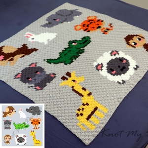 Könnte beinhalten: Eine graue Babydecke aus Häkelarbeit mit verschiedenen Tieren, darunter eine Giraffe, ein Tiger und ein Elefant. Die Decke hat eine quadratische Form und ist mit farbenfrohen, pixeligen Tierdesigns verziert. Die Decke ist aus weichem Garn gefertigt und für ein Baby geeignet.