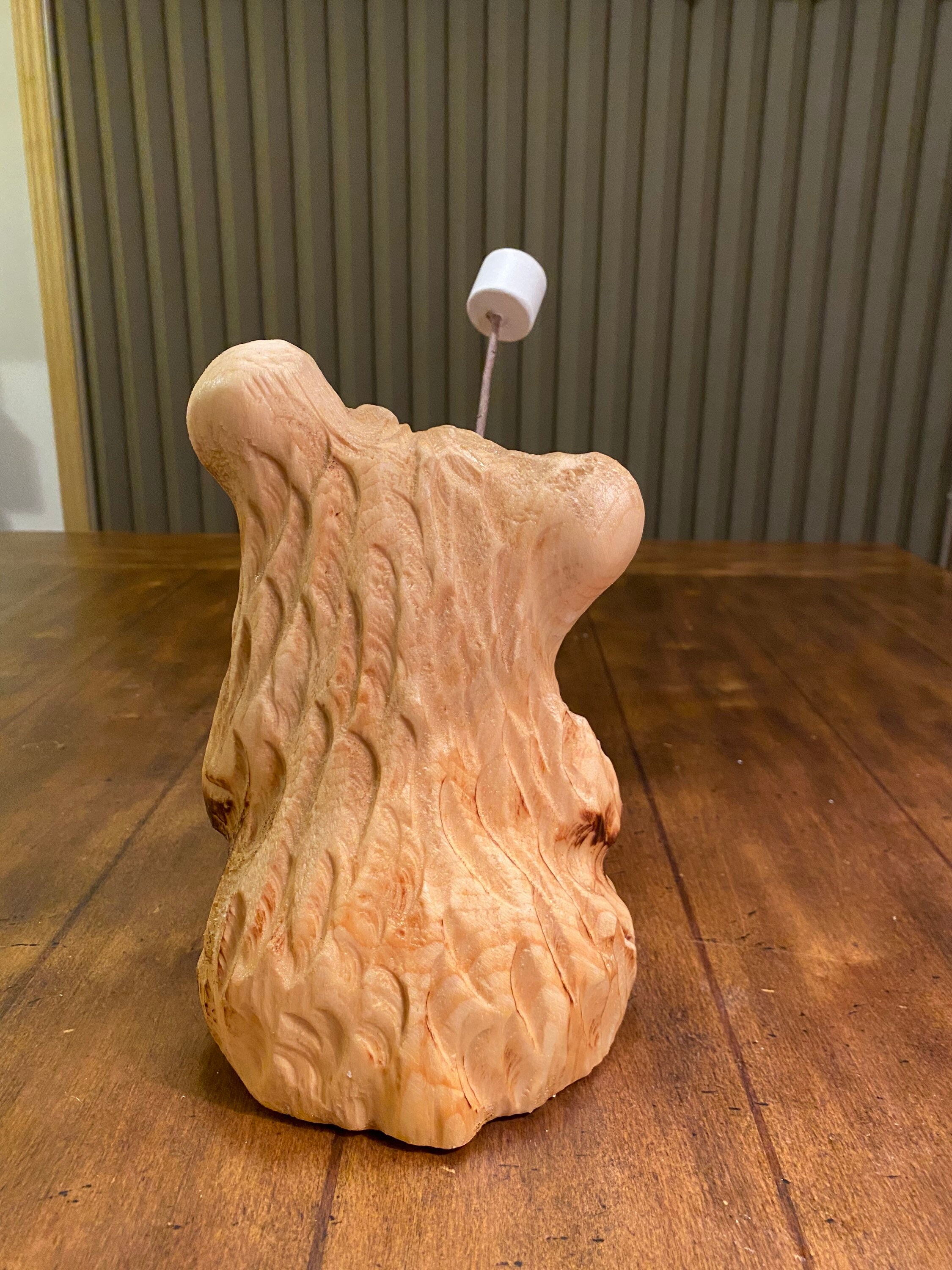 チェーンソーで彫られたマシュマロ付きのクマ。ウェルカムベア