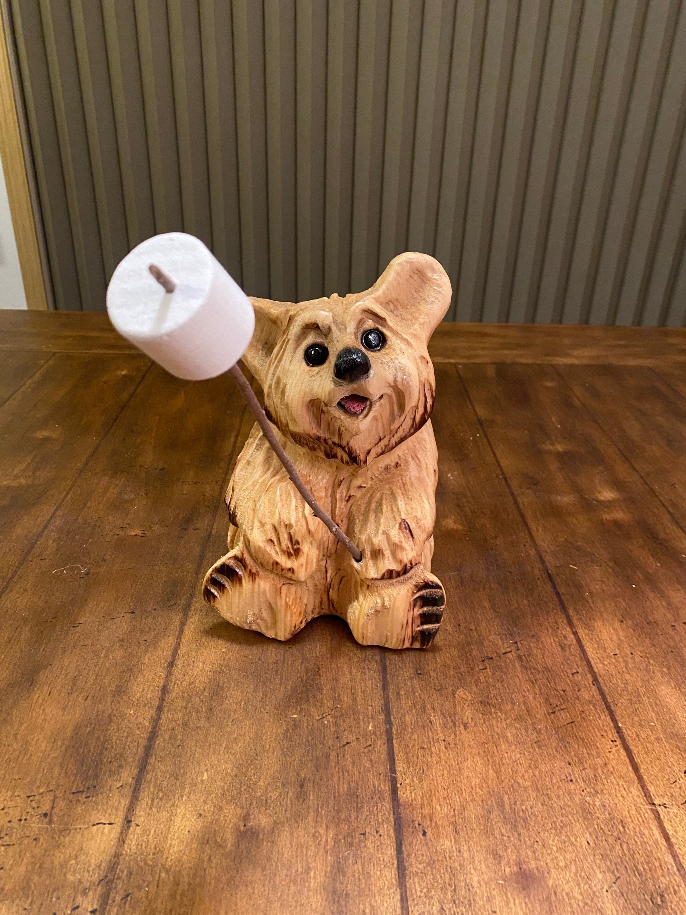 チェーンソーで彫られたマシュマロ付きのクマ。ウェルカムベア