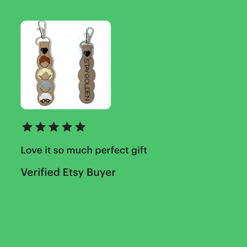 Op de afbeelding: Twee sleutelhangers, een met een bruin leren bandje en de tekst "STAY GOLDEN" en een zwart hart, de andere met een bruin leren bandje en vier cartoon gezichten van oudere vrouwen. Beide sleutelhangers hebben zilveren sleutelringen.