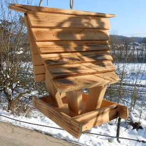 Mangeoire à graines en bois pour nichoir, maison d'oiseau suspendue extérieure faite main image 5