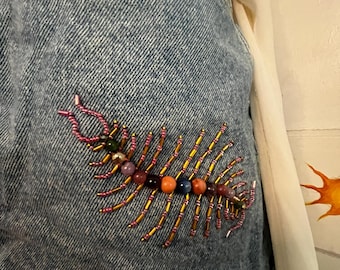 Pantalones cortos vaqueros reciclados con cuentas de ciempiés de piedra natural