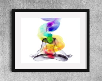 Op de afbeelding: Aquarel schilderij van een persoon in een zittende meditatiehouding, zwart omlijst. De figuur is afgebeeld in grijstinten, met kleurrijke aquarel wolken die uit het hoofd en lichaam komen. De kleuren zijn onder meer blauw, paars, geel, groen en rood.