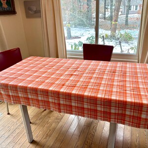 以下が含まれることがあります： クリーム、ライトグレー、ダークグレーの3色の、つや消し仕上げの陶器製マグカップのセット。 各マグカップはシンプルでミニマリストなデザインで、コーヒーや紅茶に最適です。