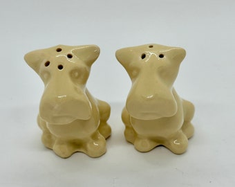 Ensemble salière et poivrière scottish dog en céramique jaune crème caramel au beurre noir, bouchons de liège