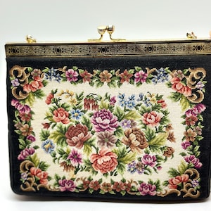 Monedero pequeño vintage con diseño floral en negro, rosas rojas y rosas, marco dorado y negro, asas de cadena con diseño de serpiente y forro de satén negro