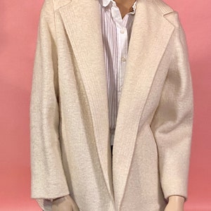 Vintage 1970’s Creamy White Women’s Wool Jacket Wide Lapels No Clouser