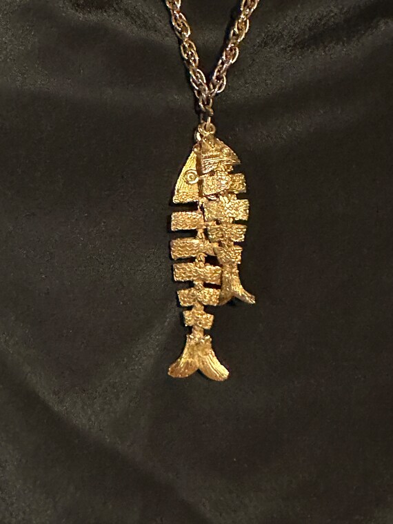 Vintage 1960 s Gold Toned Fish Chain Necklace with 3 Fishes