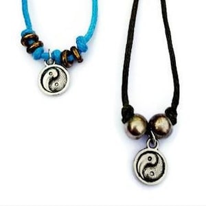 Collar ajustable Yin Yang. Collar de encanto pequeño yin Yang de plata.