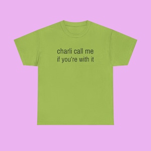 Maglietta &quot;Charli Call Me&quot; - Merchandising del tour di Billie - Magliette di Billie - Magliette del tour di Billie - Magliette del tour &quot;Hit Me Hard Hit Me Soft&quot; - Maglietta con i testi di Billie