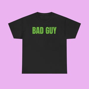 Maglietta &quot;Bad Guy&quot; - Merchandising del tour di Billie - Magliette di Billie - Magliette del tour di Billie - Magliette del tour &quot;Hit Me Hard Hit Me Soft&quot; - Maglietta con i testi di Billie