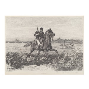 Op de afbeelding: Een zwart-witte illustratie van een man te paard die door een veld rijdt. De man draagt een hoed en houdt een geweer vast. Er zijn andere figuren op de achtergrond te zien.