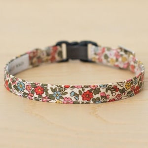 Tiny Flower Floral Cat Collar – Dainty Little Garden Kitten Collar with Safety Buckle, Small Blossom Pet Gift [Little Garden]