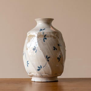 Kleine handgefertigte facettierte Keramikflasche mit blauem Blatt Design #1