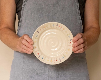 Klein wit handgemaakt aardewerk bord met midzomerbloemdessin