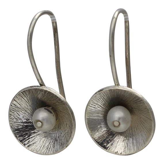 Sterling silver disc pearl earrings Sterling silver disc pearl earrings