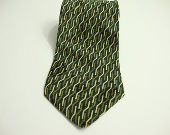 Puede incluir: Una corbata verde con un patrón geométrico repetitivo en verde oliva, beige y blanco. La corbata está hecha de una tela suave y se muestra sobre un fondo blanco. Un accesorio clásico para vestimenta formal o de negocios.
