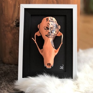Crâne de pékan peint à la main, Skull Art, quebec art, art animal, corail, fleurs des champs, pékan, animal skull, painted animal skull