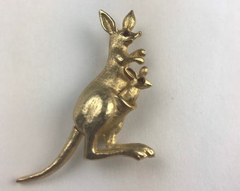 Vtg Avon Kangaroo with Joey Articulated Movable Pin Brooch Gold Tone with Rhinestone Eyes