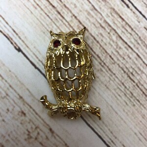 VTG Gerry&#39;s Signed Owl Brooch Pin w/ Red Rhinestone Eyes Gold Tone